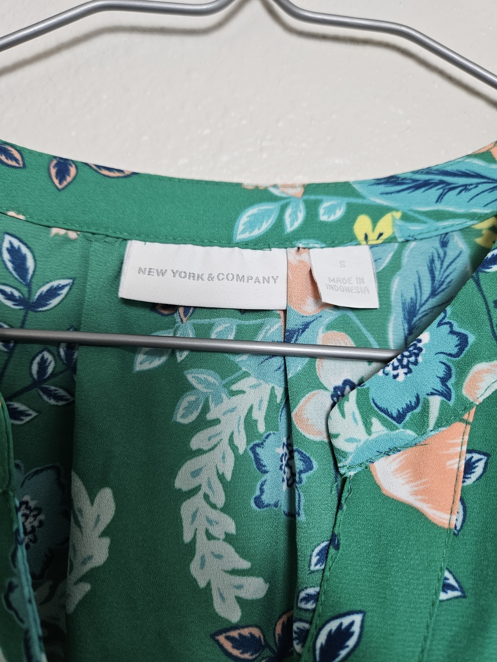 New York & Company Green Floral V-Neck Cap Sleeve Blouse Size Small photo 2