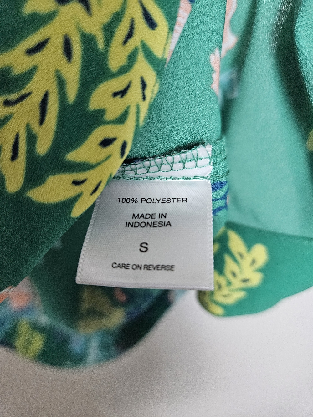 New York & Company Green Floral V-Neck Cap Sleeve Blouse Size Small photo 3