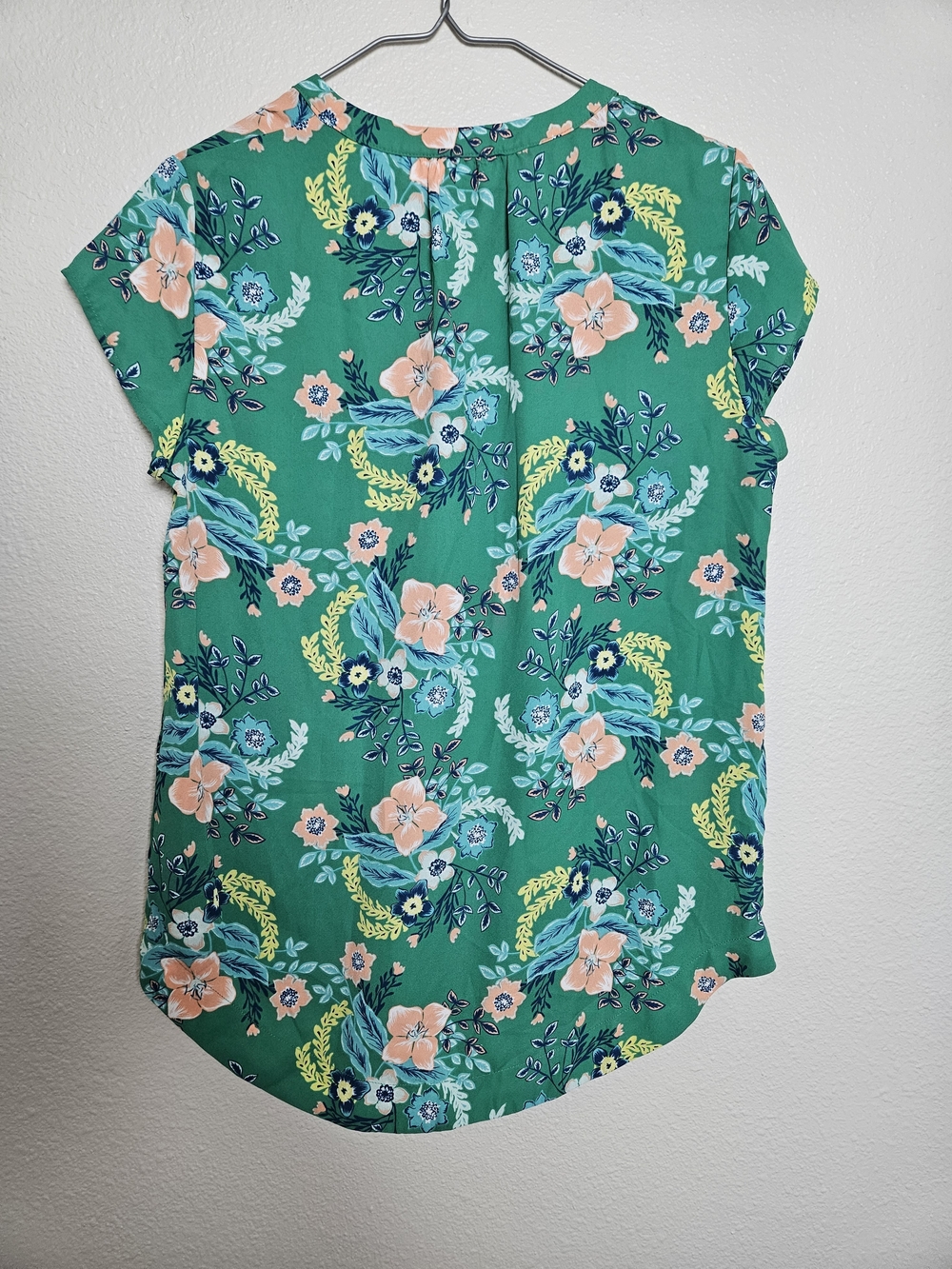 New York & Company Green Floral V-Neck Cap Sleeve Blouse Size Small photo 4
