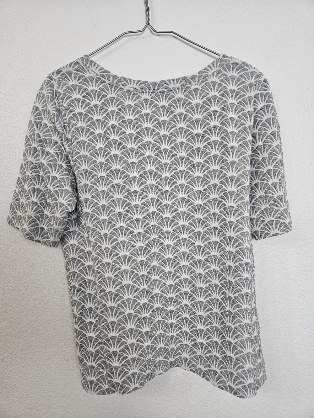 LOFT Gray & White Geometric Short Sleeve Top photo 4