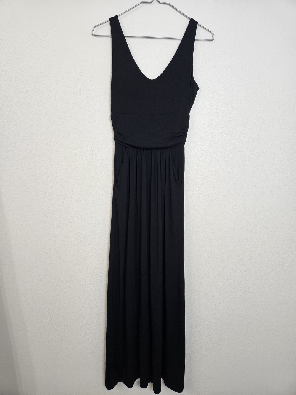 Classic Black Sleeveless V-Neck Maxi with Pockets