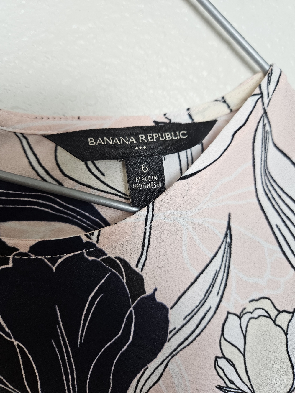 Banana Republic Pink Floral Ruffle-Hem Top Size 6 photo 2