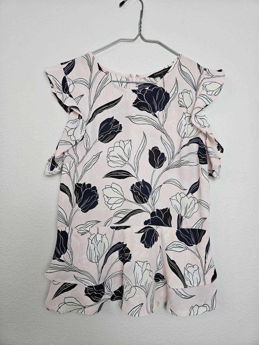Banana Republic Pink Floral Ruffle-Hem Top Size 6