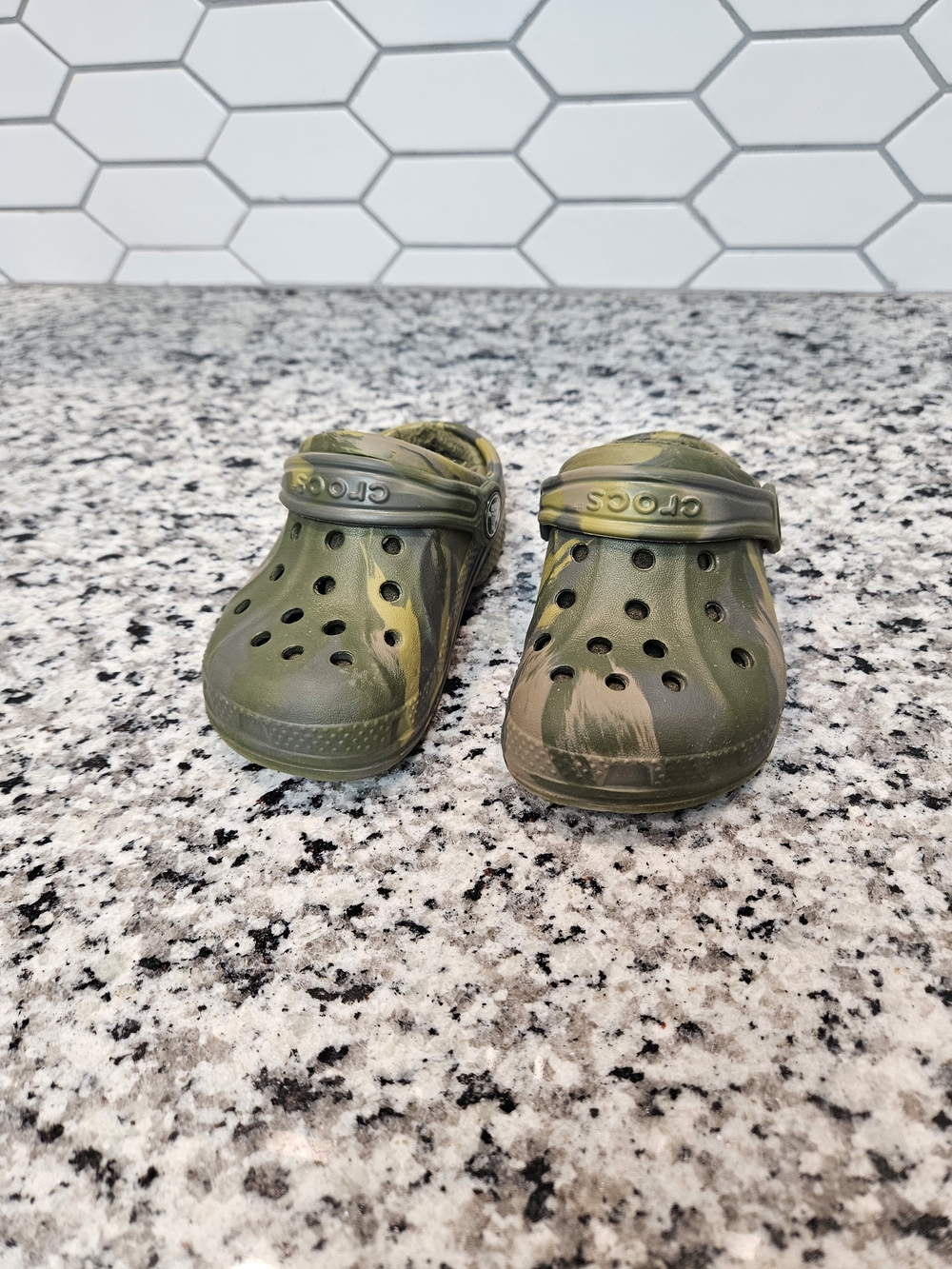 CROCS Kids Camouflage Green Fleece-Lined Clogs Size 7 photo 2