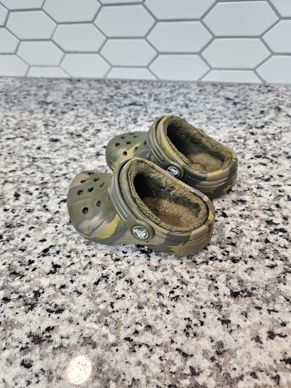CROCS Kids Camouflage Green Fleece-Lined Clogs Size 7 photo 3
