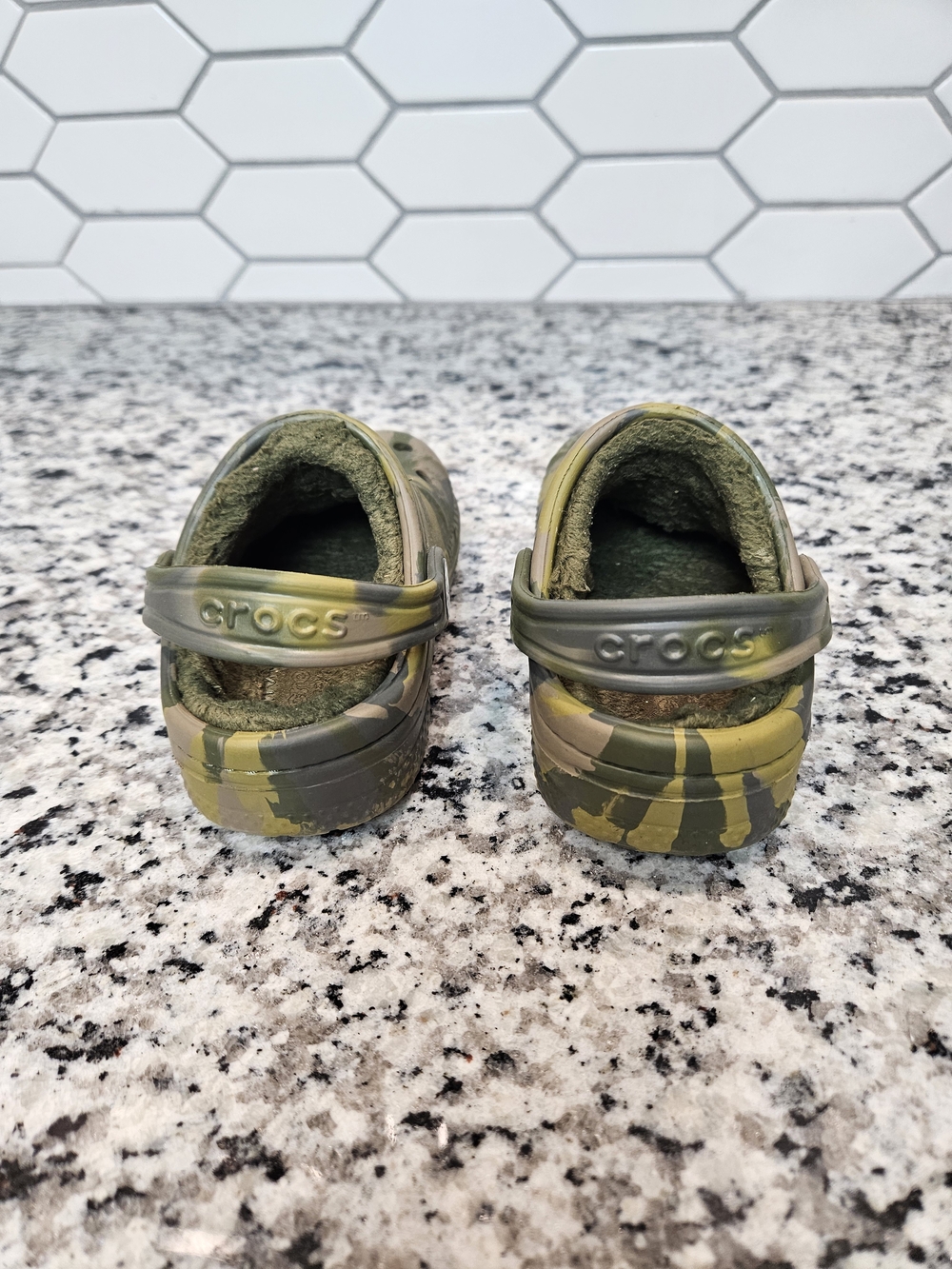 CROCS Kids Camouflage Green Fleece-Lined Clogs Size 7 photo 4