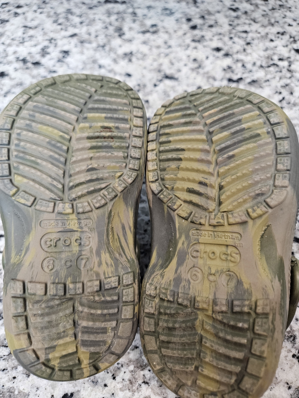 CROCS Kids Camouflage Green Fleece-Lined Clogs Size 7 photo 5