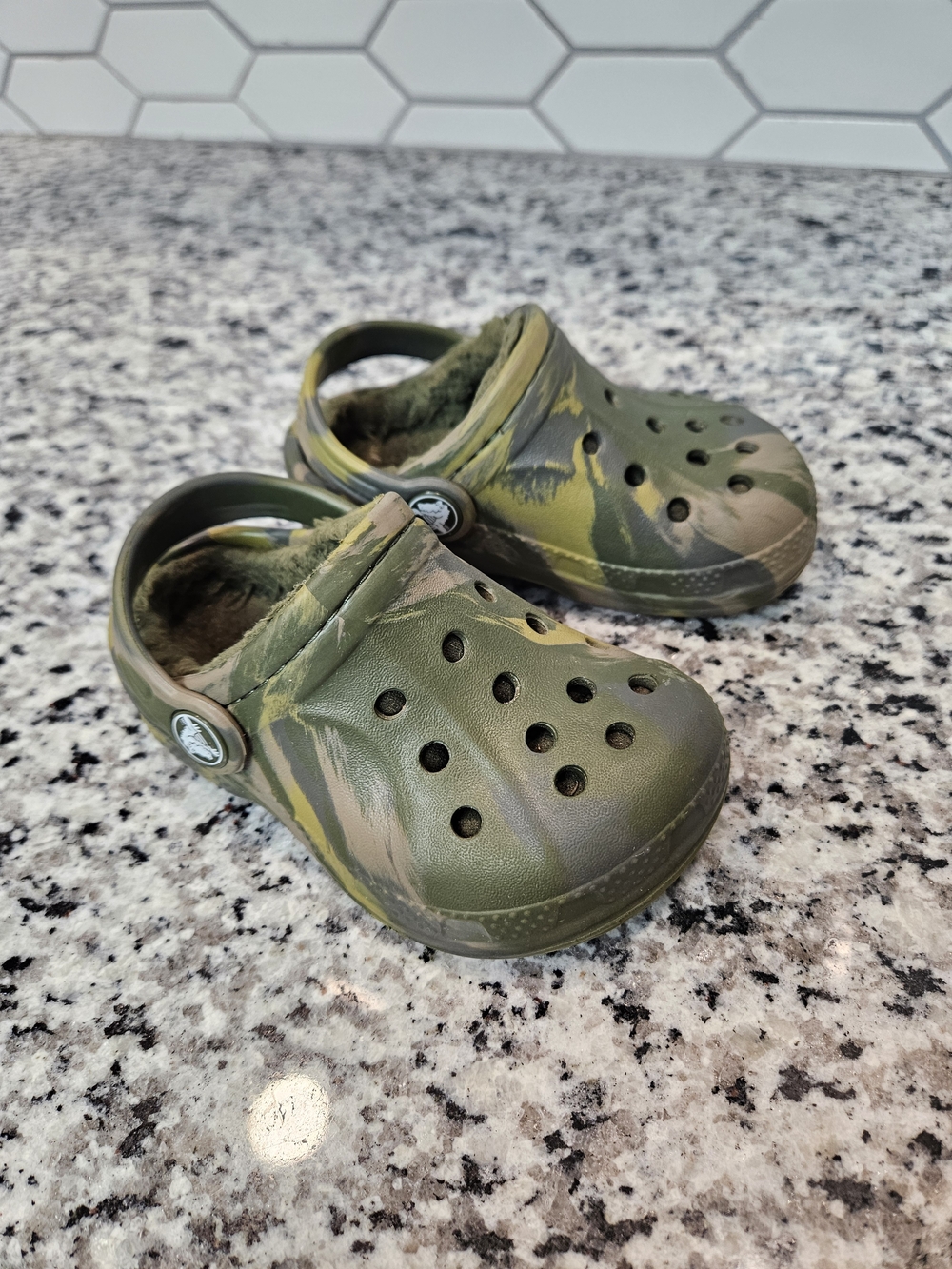 CROCS Kids Camouflage Green Fleece-Lined Clogs Size 7