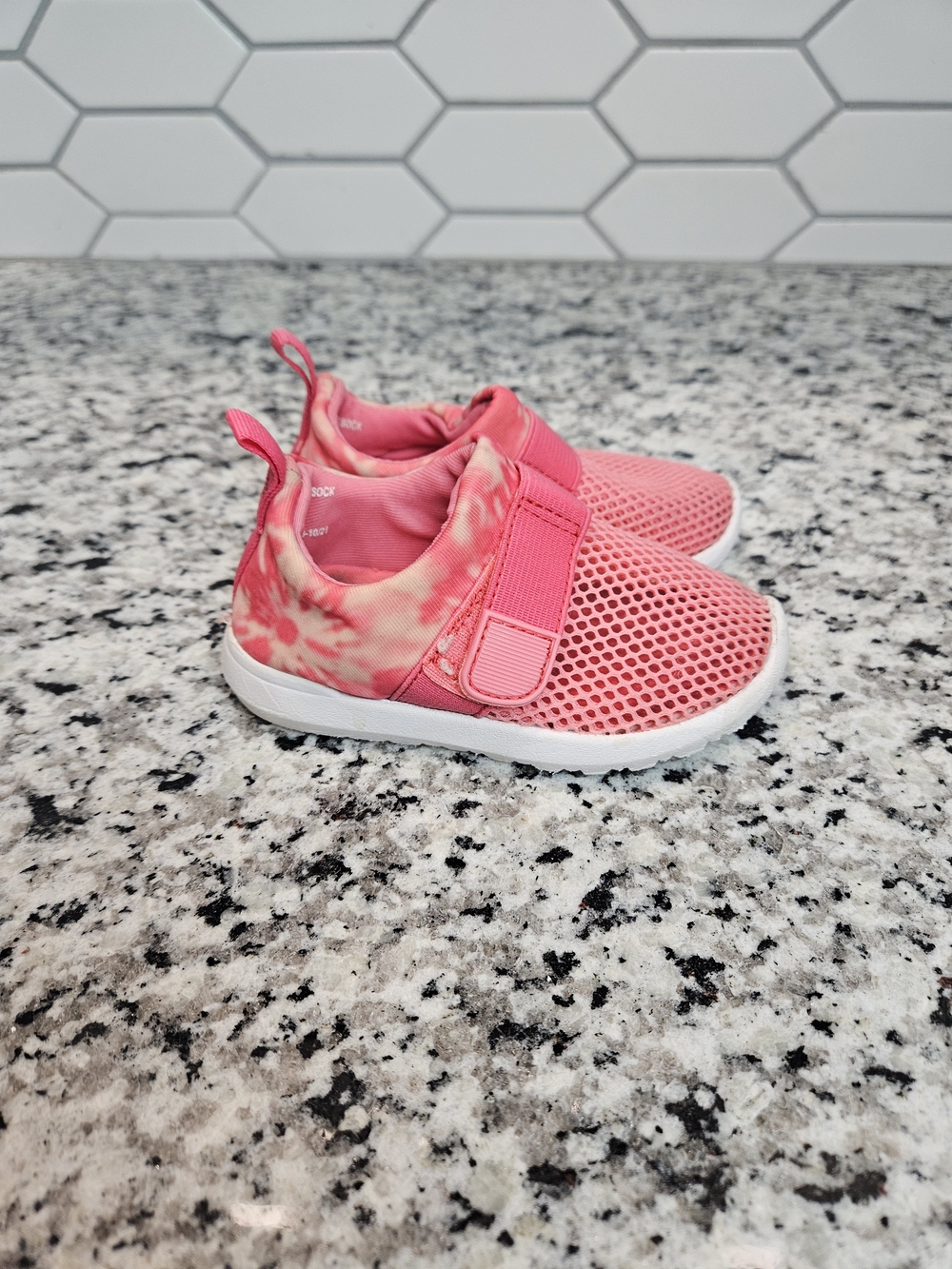 Cat & Jack Coral Pink Mesh Slip-On Water Sneakers Size 5 photo 4