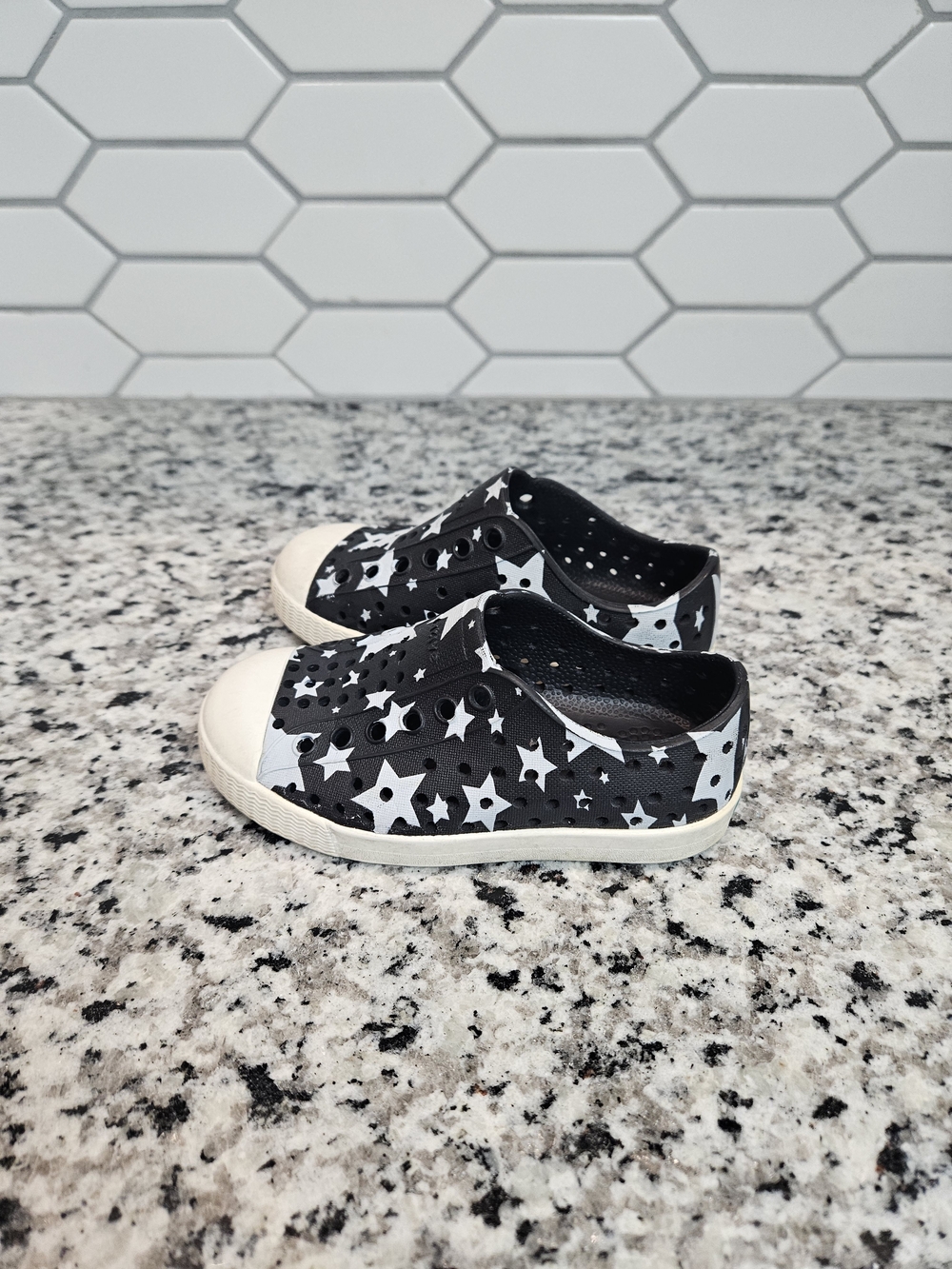 Native Shoes Kids Star Print Black Slip-On Sneakers c7 photo 2